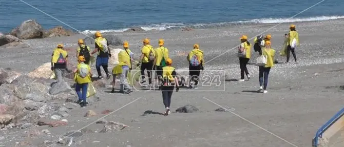 Spiagge e fondali puliti, ad Acquappesa in campo gli studenti