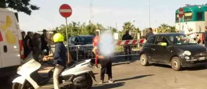 Paura a Rossano, auto bloccata tra le sbarre del passaggio a livello