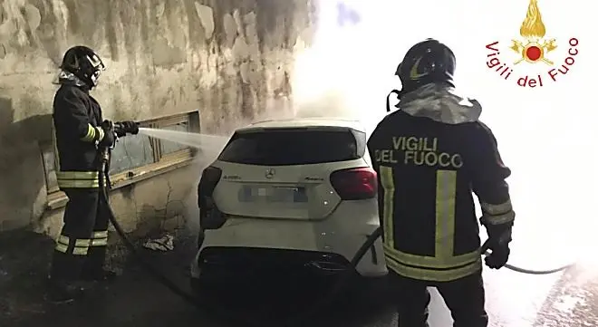 Auto in fiamme a Catanzaro, indagini