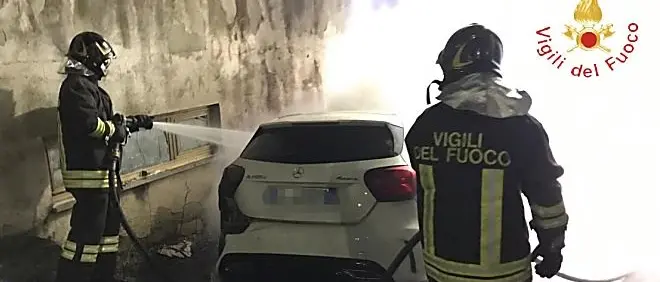 Auto in fiamme a Catanzaro, indagini