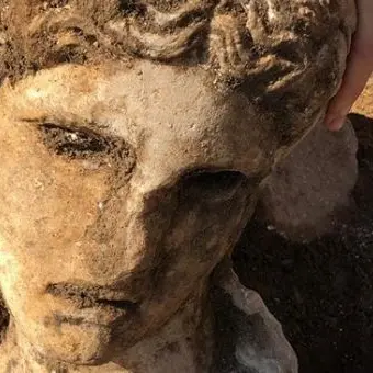 Archeologia, ritrovata testa di divinità ai Fori. Il sindaco: «Roma sorprende»