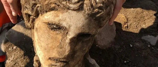 Archeologia, ritrovata testa di divinità ai Fori. Il sindaco: «Roma sorprende»