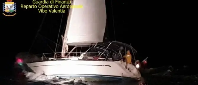 Migranti, in 52 sbarcano a Crotone: arrestati i presunti scafisti