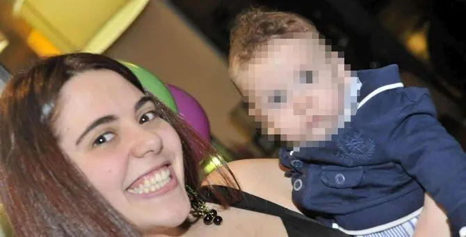 Bimbo picchiato a morte, mamma e compagno indagati di omicidio