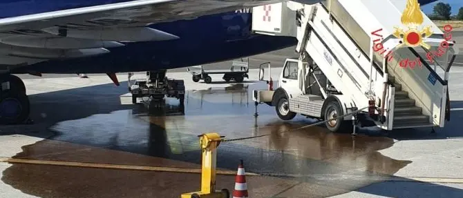 Aereo perde carburante in pista, attimi di panico a Lamezia