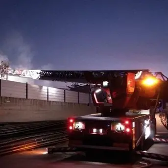 Oltre 100mila litri di acqua per domare l’incendio in un deposito a Reggio