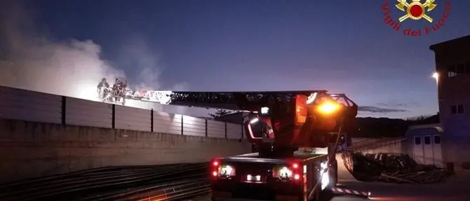 Oltre 100mila litri di acqua per domare l’incendio in un deposito a Reggio