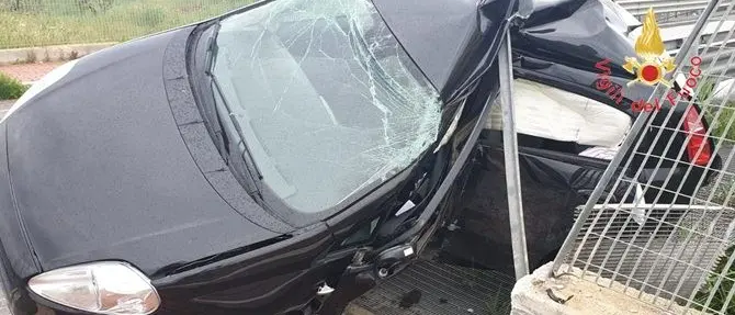 Crotone, terribile impatto contro il guard rail: muore un 29enne