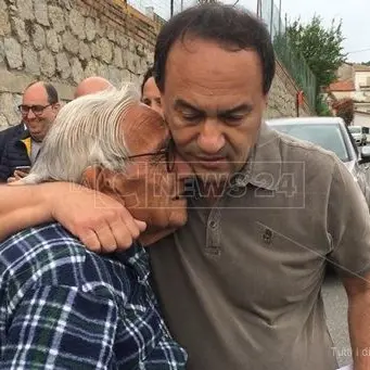 Lacrime e abbracci, Mimmo Lucano torna a Riace per votare