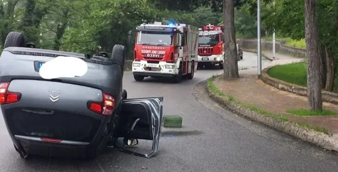 Cosenza, auto si ribalta lungo la strada per Donnici