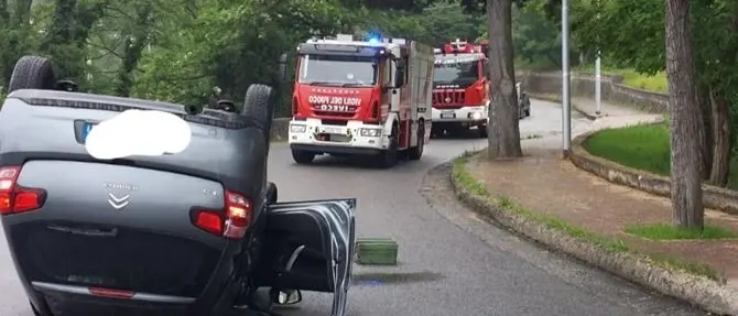 Cosenza, auto si ribalta lungo la strada per Donnici