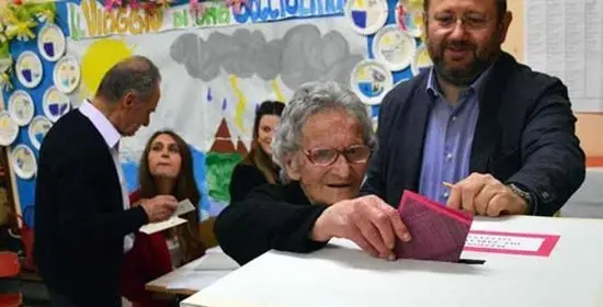 Nonna Luisa va a votare a 108 anni: dal 1946 sempre alle urne