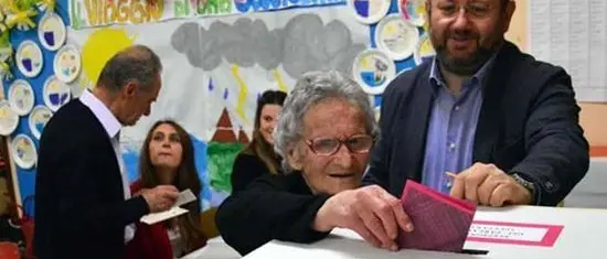 Nonna Luisa va a votare a 108 anni: dal 1946 sempre alle urne