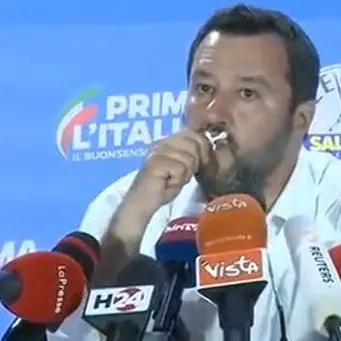 Europee, Salvini bacia il crocifisso e presenta il conto ai Cinquestelle