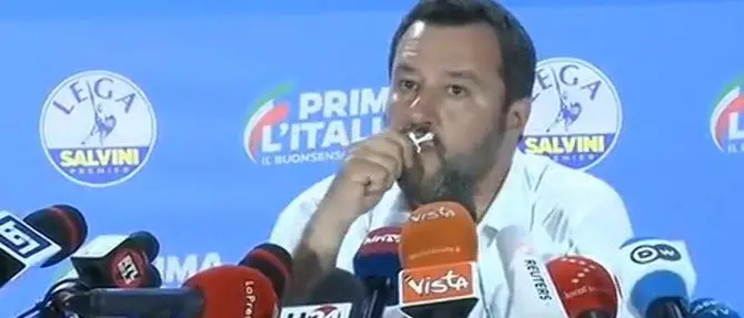 Europee, Salvini bacia il crocifisso e presenta il conto ai Cinquestelle