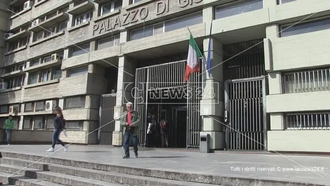 Cosenza, gli attivisti Prendocasa in tribunale per la prima udienza