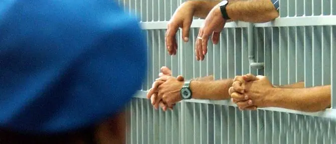 Catanzaro, detenuto aggredisce con calci e pugni un agente