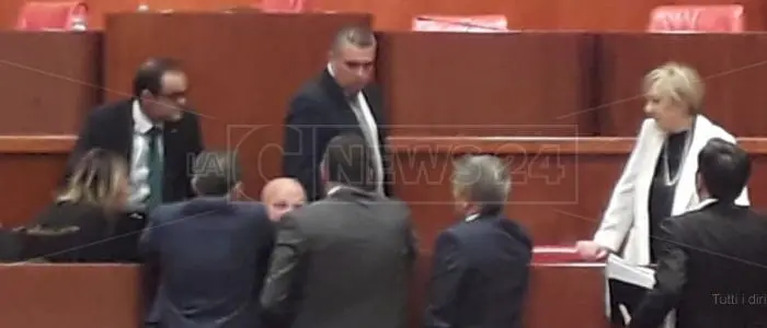 Regione, i consiglieri di minoranza tengono in pugno Oliverio: vanno via e la seduta salta