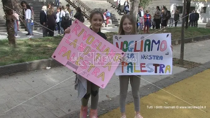 Cosenza, la palestra è inagibile: genitori e alunni in piazza per protesta