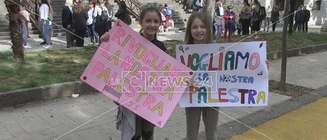 Cosenza, la palestra è inagibile: genitori e alunni in piazza per protesta