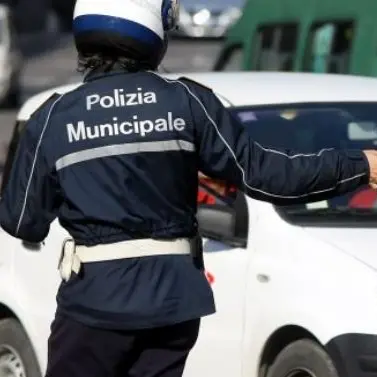 Calci, pugni e sportellate ai vigili urbani per una multa