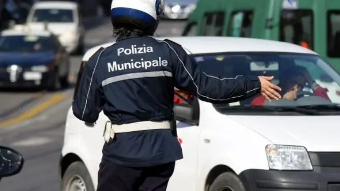 Calci, pugni e sportellate ai vigili urbani per una multa