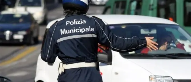 Calci, pugni e sportellate ai vigili urbani per una multa
