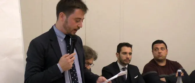 Caraffa, chieste le dimissioni sindaco: «Il Comune rischia il dissesto»