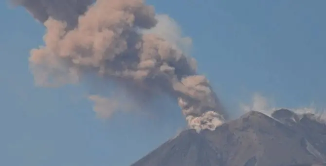 Nuova eruzione dell’Etna: doppia colata lavica