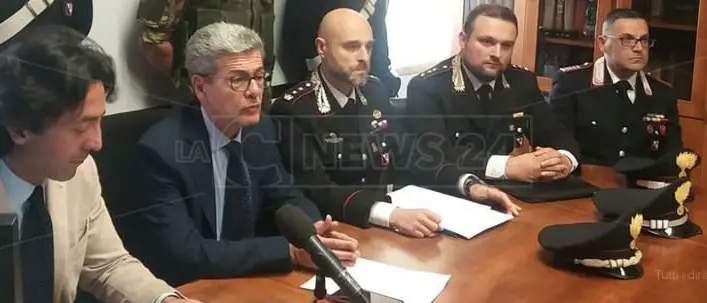 La droga nelle stampelle, le minacce e le estorsioni: sgominata banda a Cosenza