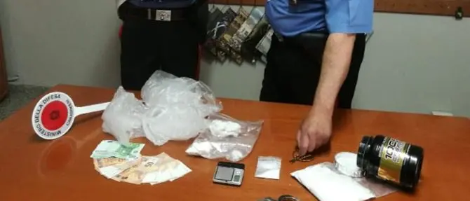 Giovane coppia sorpresa a confezionare dosi di cocaina a Belvedere