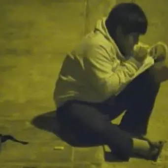 Fa i compiti sotto un lampione perché in casa non ha la luce, la sua storia diventa virale