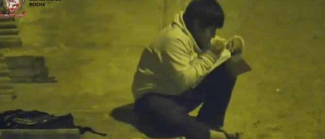 Fa i compiti sotto un lampione perché in casa non ha la luce, la sua storia diventa virale