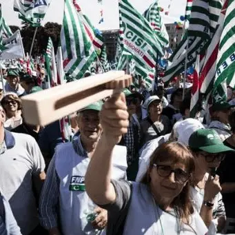 Pensionati in piazza a Roma contro il Governo: «Dateci retta»