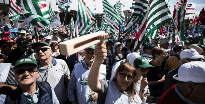 Pensionati in piazza a Roma contro il Governo: «Dateci retta»