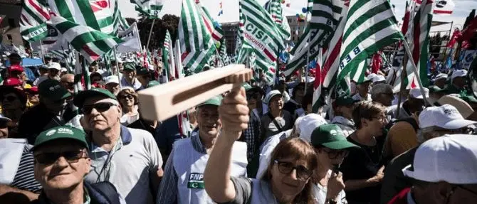 Pensionati in piazza a Roma contro il Governo: «Dateci retta»