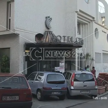 Cosenza, accordo raggiunto: Prendocasa lasciano l’ex Hotel Centrale