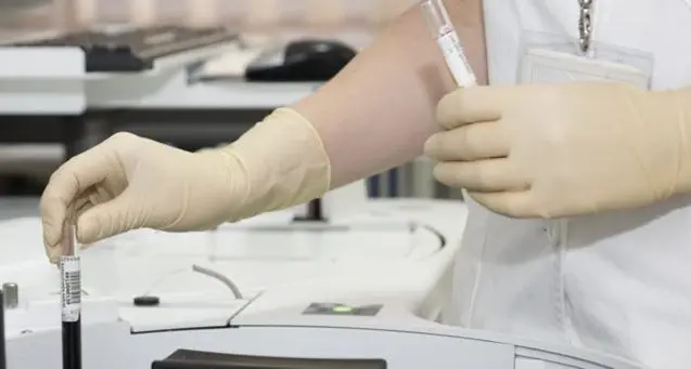 Novità importante per la cura del melanoma:\u00A0il vaccino personalizzato a mRna riduce del 42% il rischio di recidiva\n