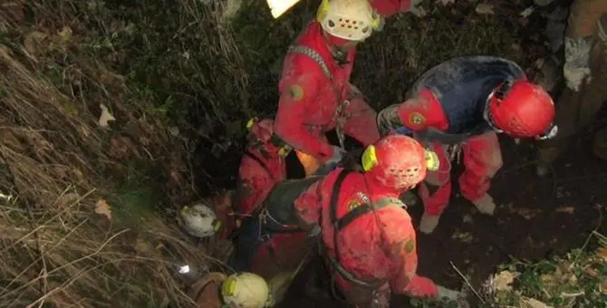 Speleologi intrappolati in una grotta, si lavora ad una via d’uscita alternativa