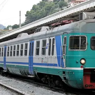 Reggio, giovane travolto da un treno in corsa: è gravissimo