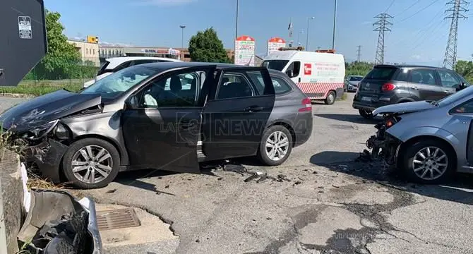 Rende, incidente nella zona industriale: tre feriti