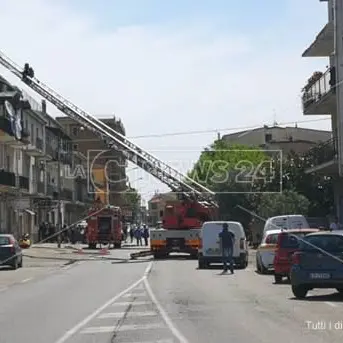 In fiamme una casa, traffico in tilt nel centro di Mirto