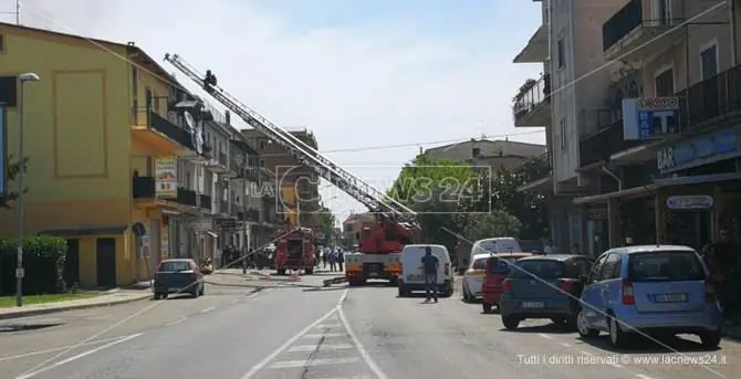 In fiamme una casa, traffico in tilt nel centro di Mirto