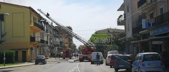In fiamme una casa, traffico in tilt nel centro di Mirto