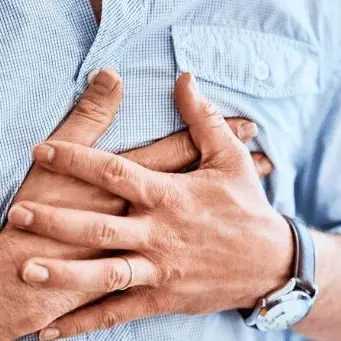 Salva anziano colto da infarto, altri filmano col telefonino: indagati per omissione di soccorso