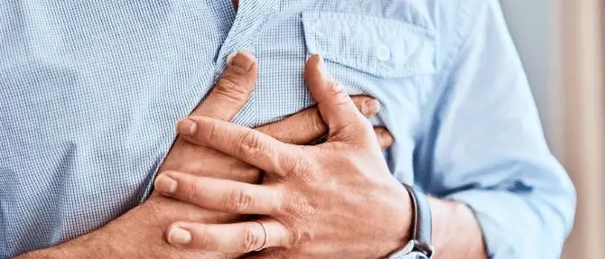 Salva anziano colto da infarto, altri filmano col telefonino: indagati per omissione di soccorso