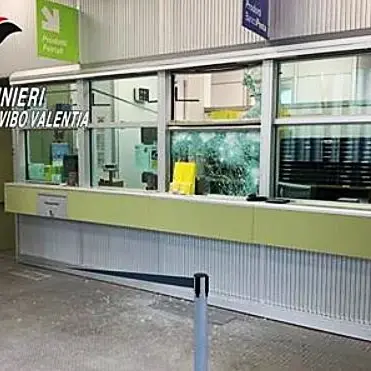 Tentata rapina alle Poste, entrano con mazze ferrate e minacciano il cassiere