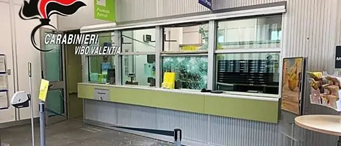 Tentata rapina alle Poste, entrano con mazze ferrate e minacciano il cassiere