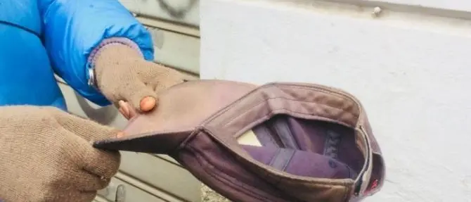 Chiede l'elemosina davanti al supermercato, il proprietario lo assume