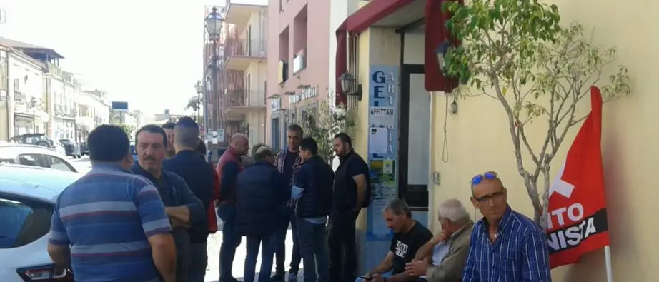 Da tre mesi senza stipendio, scatta la protesta degli operatori ecologici a Siderno